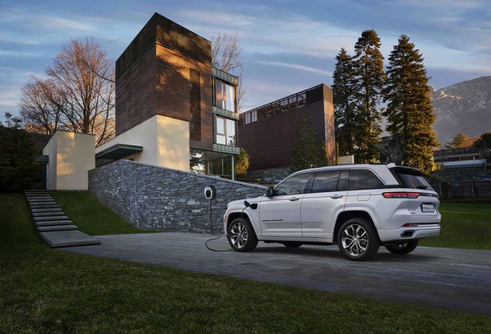 Everything There is to Know About the Jeep Grand Cherokee 4xe Kelly