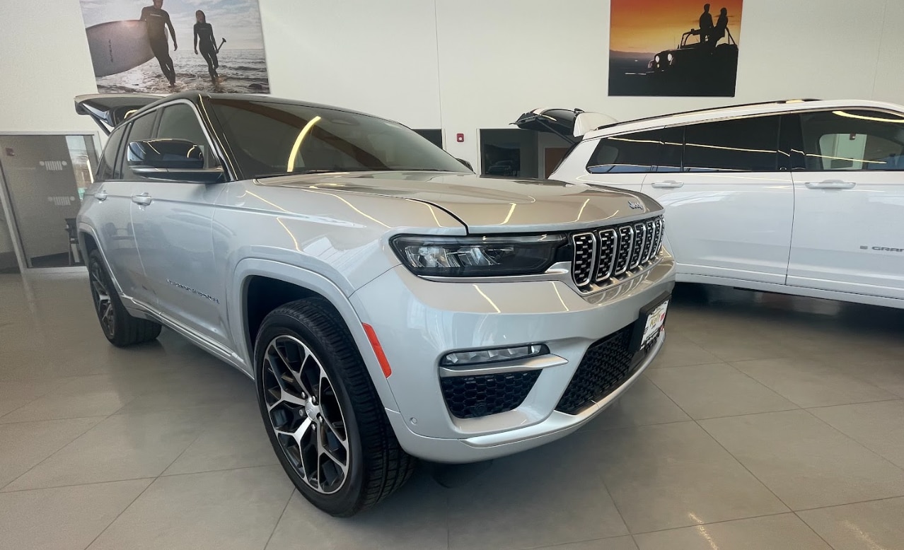 2023 Jeep Grand Cherokee at Kelly Jeep