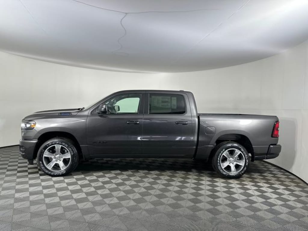 New 2026 Ram 1500 EXPRESS CREW CAB 4X4 5'7 BOX Pickup