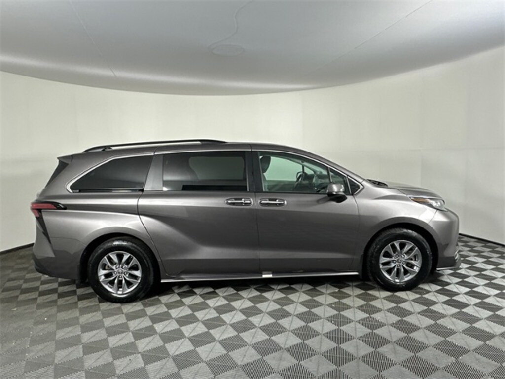 Used 2022 Toyota Sienna XLE Minivan/Van