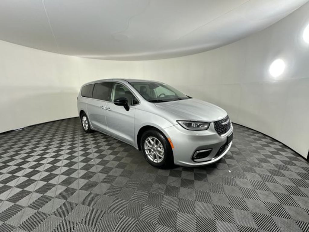 Used 2024 Chrysler Pacifica Touring L Minivan/Van