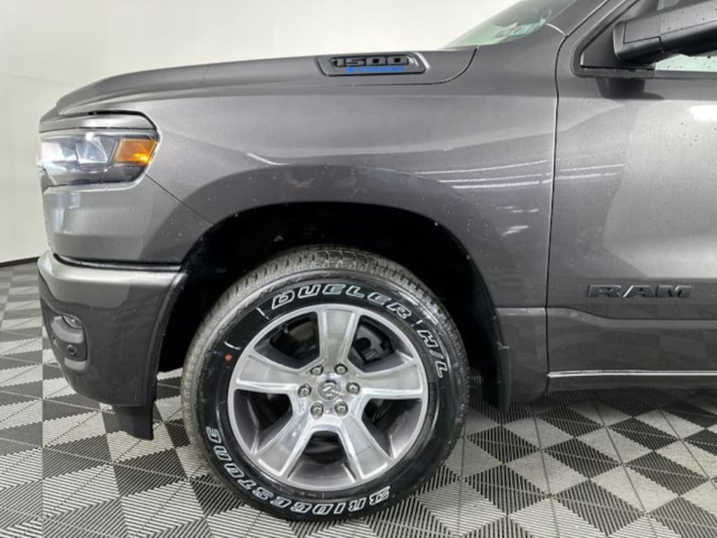 New 2026 Ram 1500 EXPRESS CREW CAB 4X4 5'7 BOX Pickup