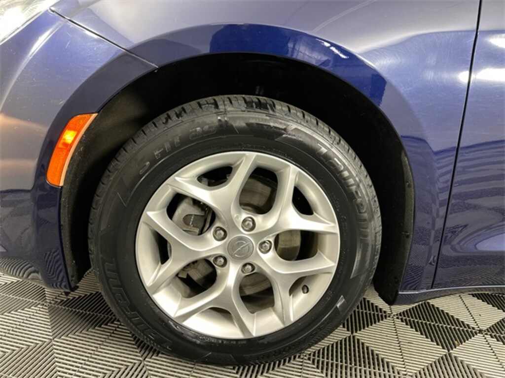 Used 2020 Chrysler Pacifica Touring Minivan/Van