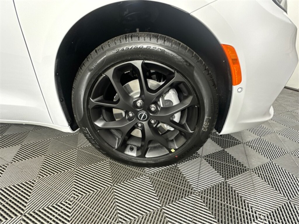 New 2026 Chrysler Pacifica LIMITED AWD Passenger Van