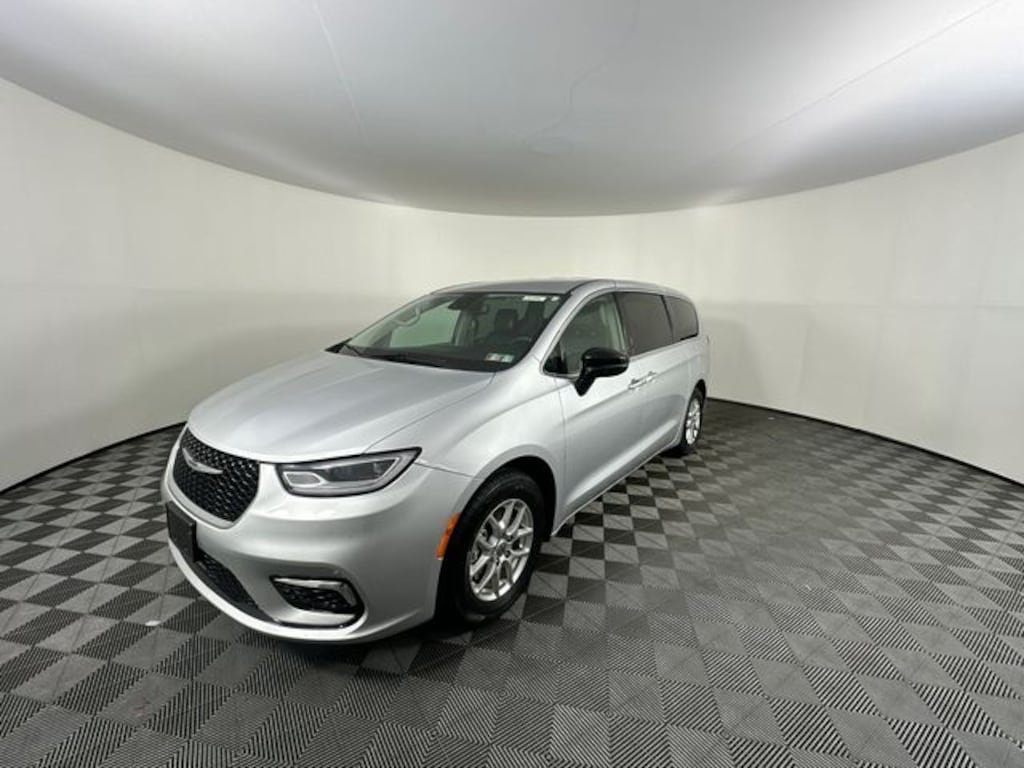 Used 2024 Chrysler Pacifica Touring L Minivan/Van
