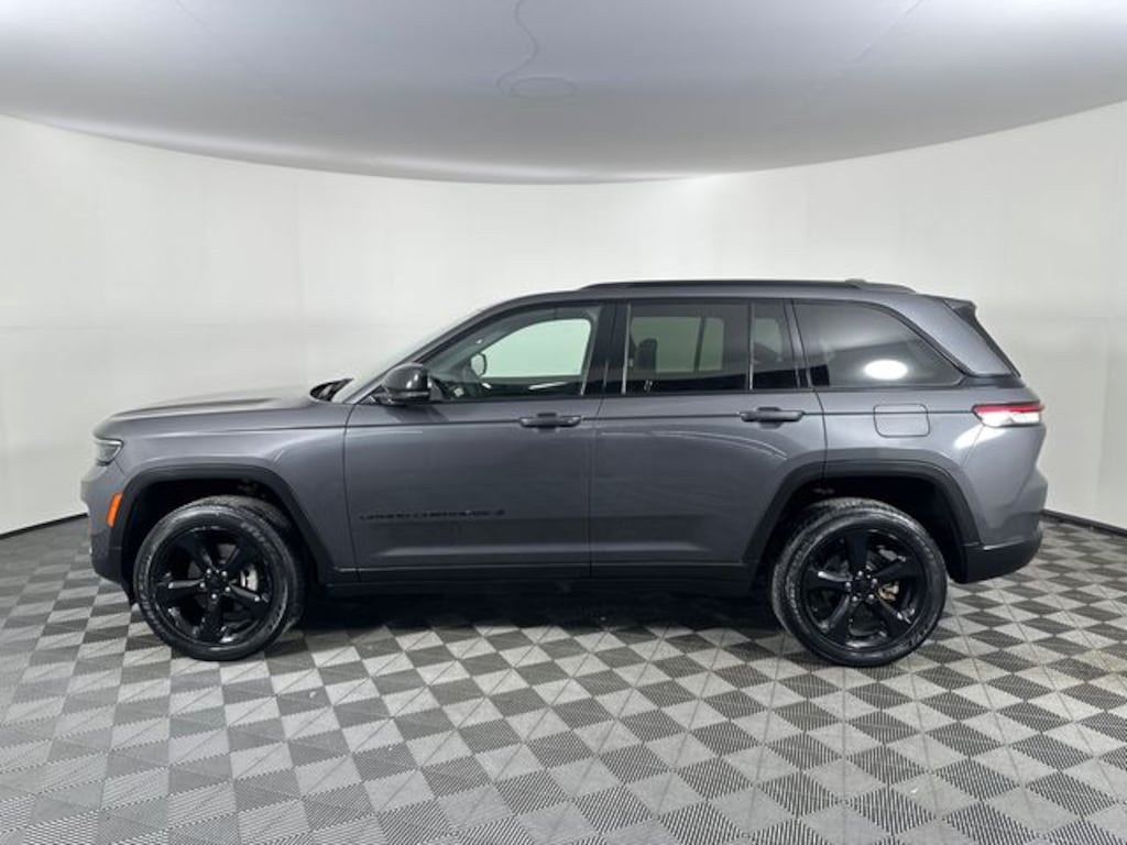 Used 2023 Jeep Grand Cherokee Altitude SUV