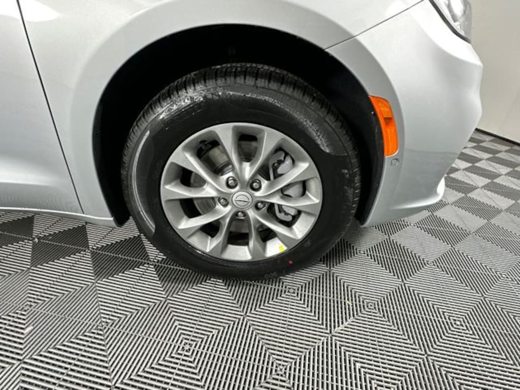 New 2026 Chrysler Pacifica SELECT AWD Passenger Van