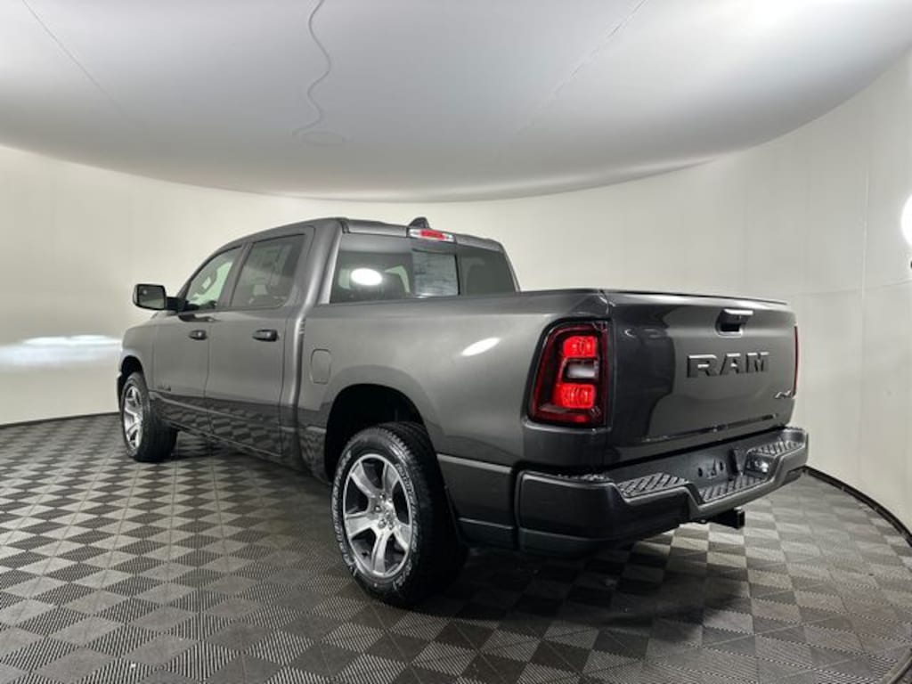 New 2026 Ram 1500 EXPRESS CREW CAB 4X4 5'7 BOX Pickup