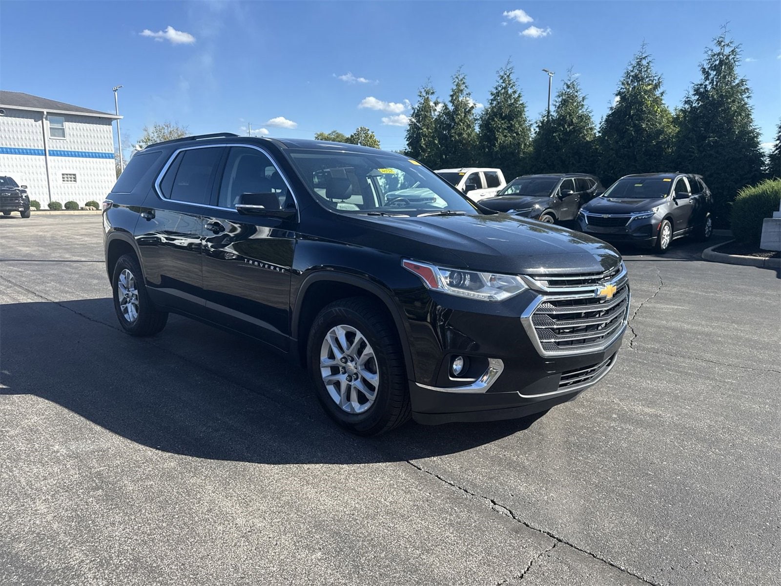 Used 2019 Chevrolet Traverse 1LT with VIN 1GNERGKW2KJ206995 for sale in Greendale, IN
