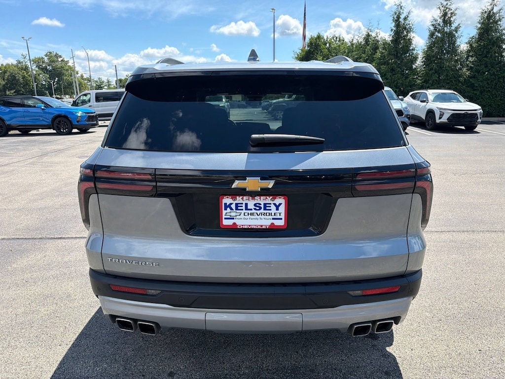 Used 2025 Chevrolet Traverse LT SUV