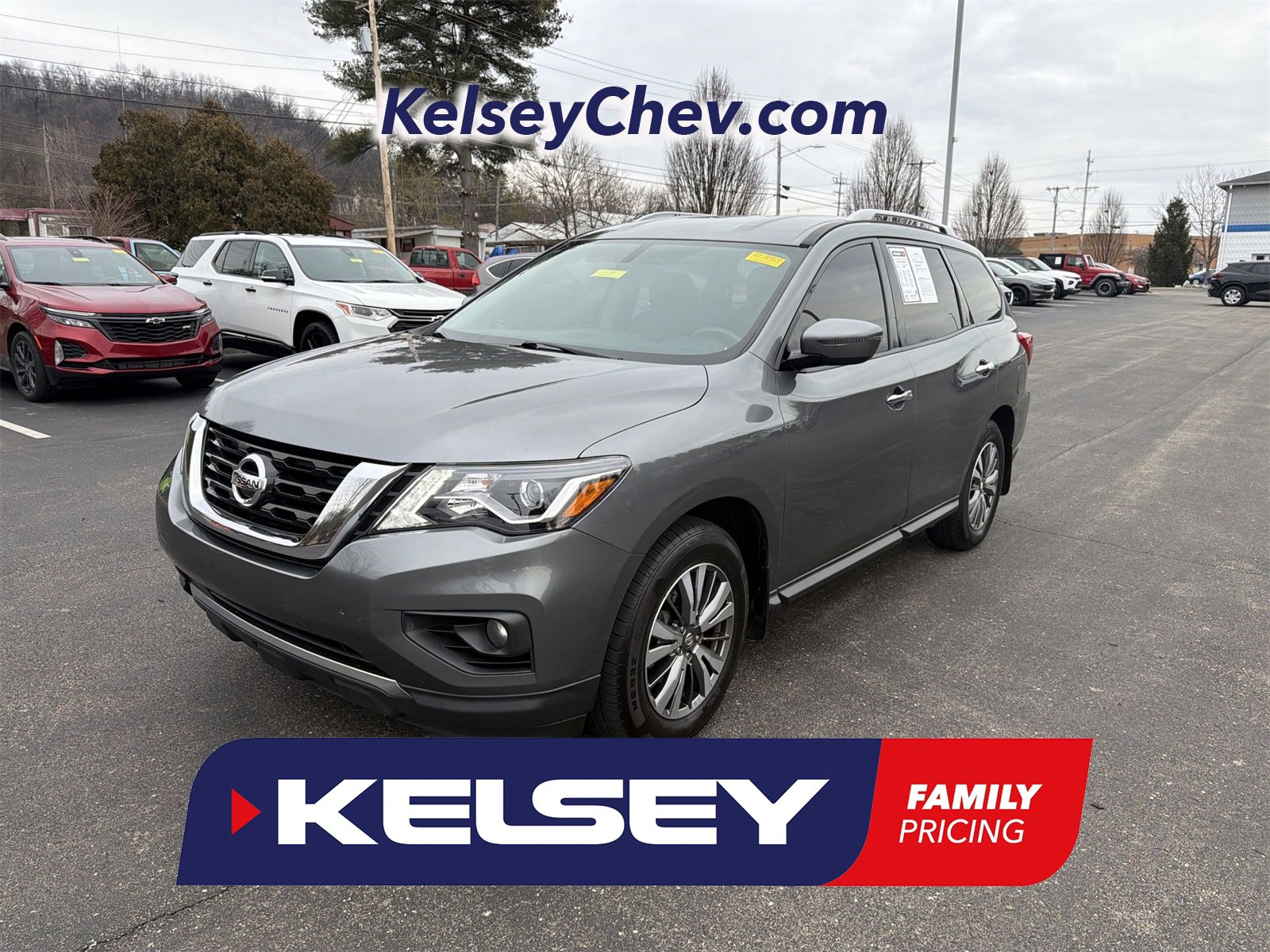 2018 Nissan Pathfinder SV's photo