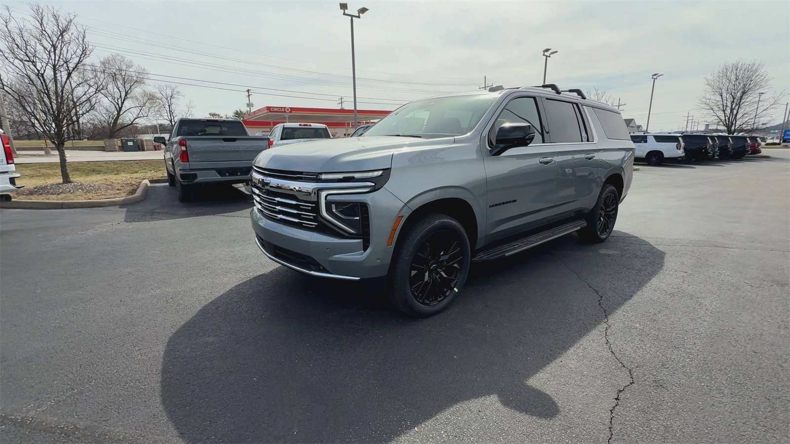 2025 Chevrolet Suburban Premier photo 4