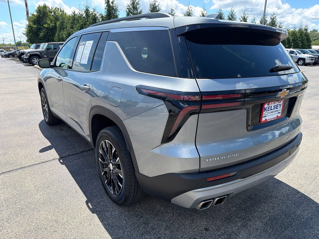 Used 2025 Chevrolet Traverse LT SUV