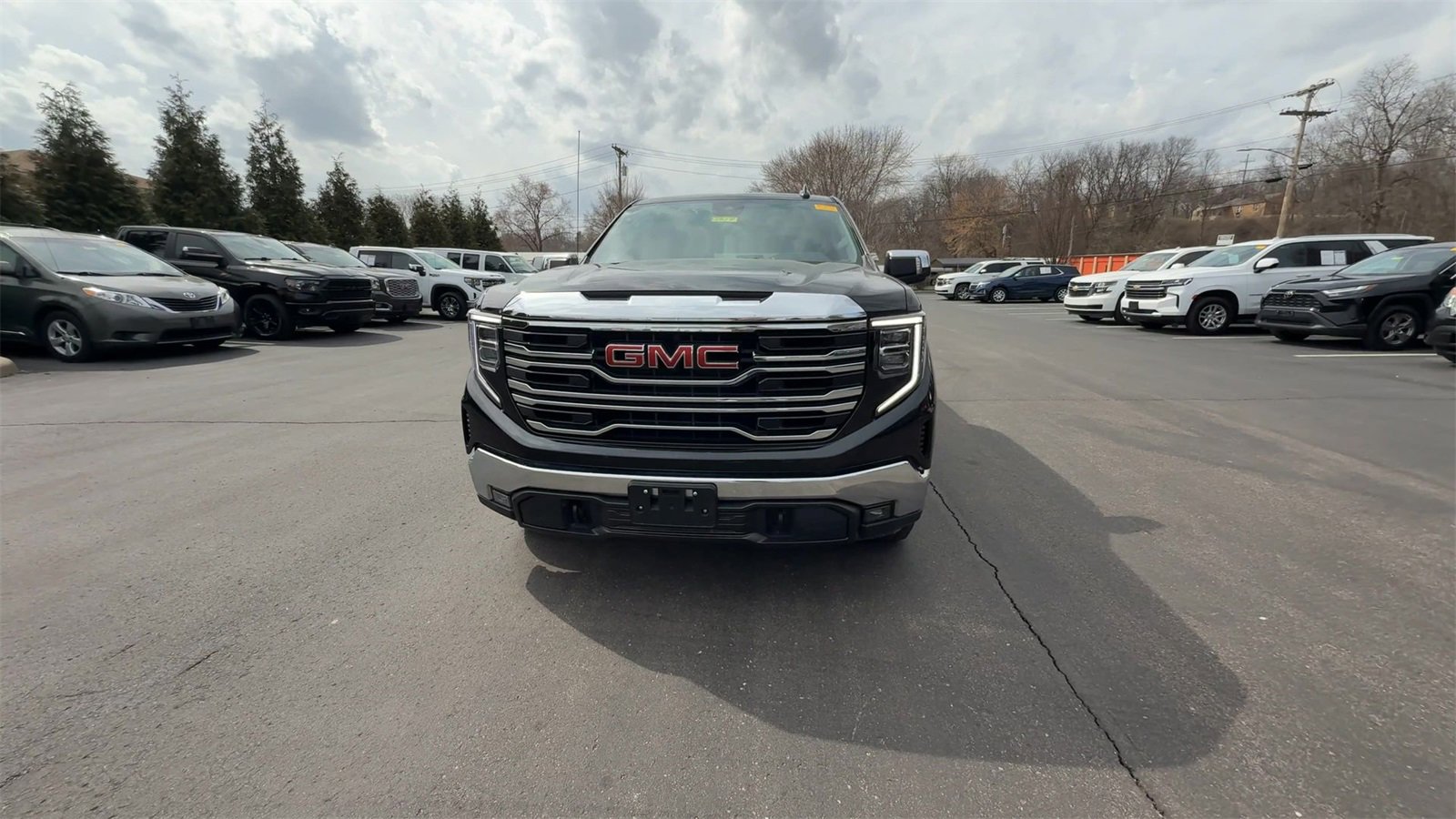 2024 Gmc Sierra 1500 SLT photo 3