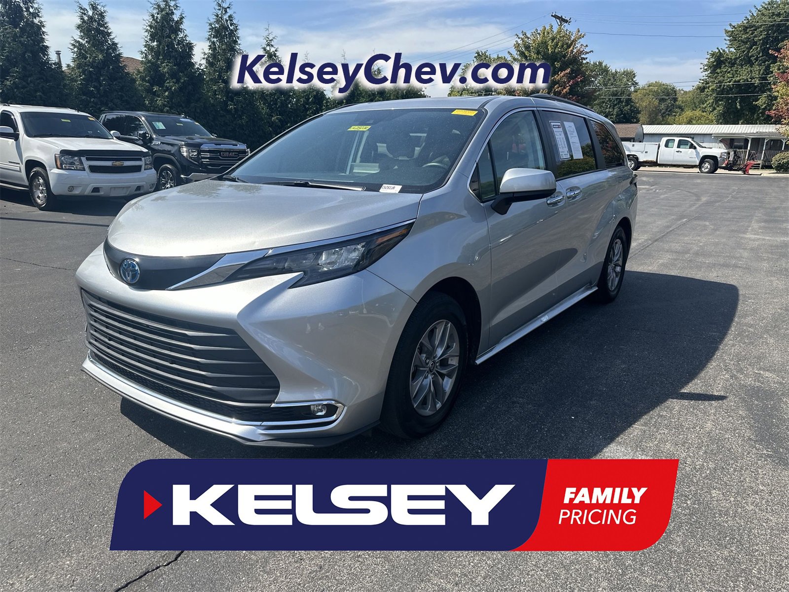 2024 Toyota Sienna XLE's photo