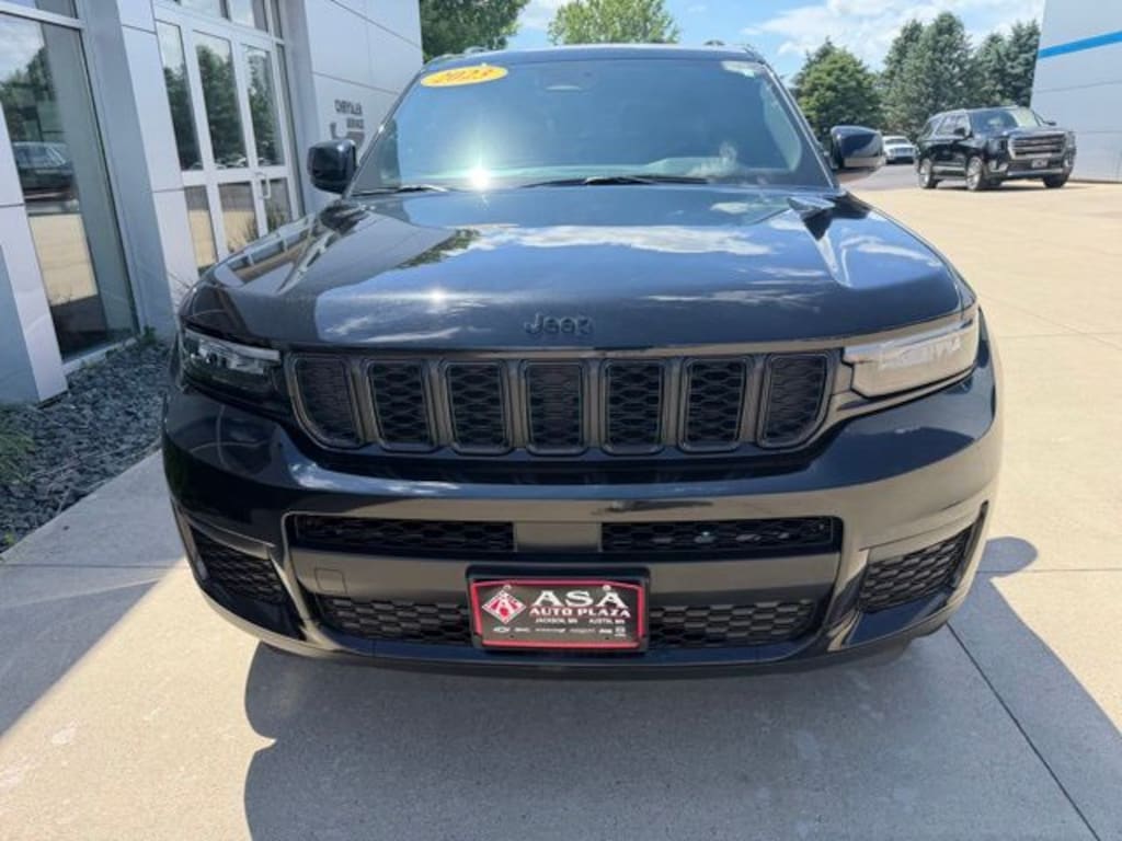 Used 2023 Jeep Grand Cherokee L Laredo SUV