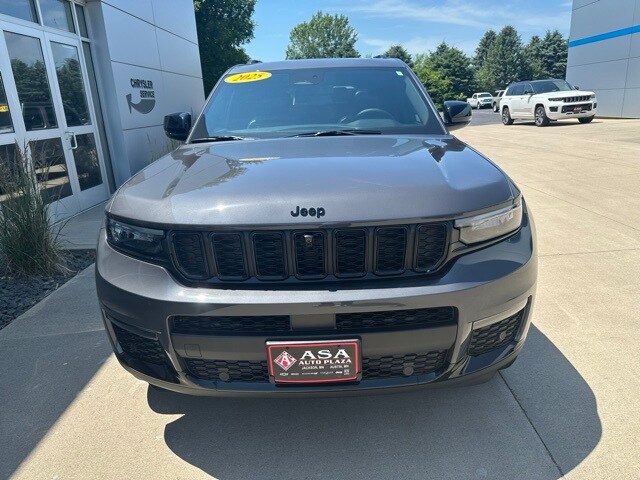 2025 Jeep Grand Cherokee Limited photo 2