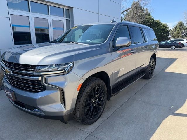 Used 2021 Chevrolet Suburban LT with VIN 1GNSKCKD5MR422147 for sale in Jackson, Minnesota