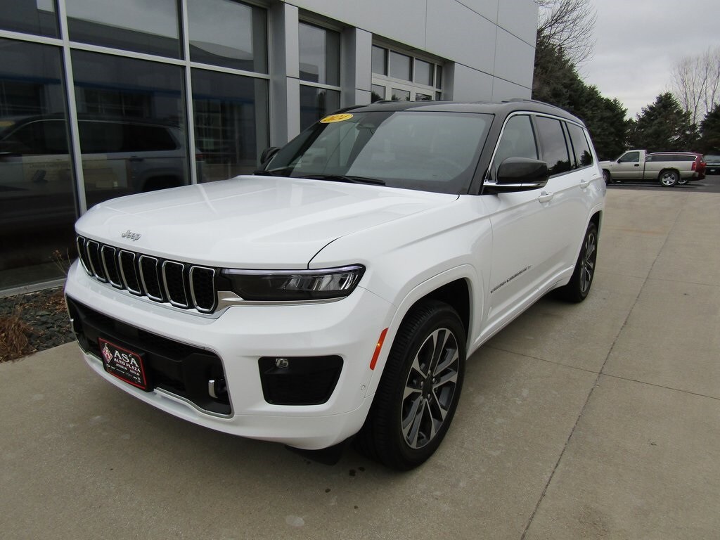 2024 Jeep Grand Cherokee Overland photo 2