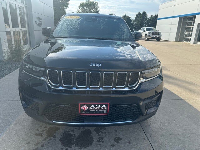 2025 Jeep Grand Cherokee Laredo photo 3