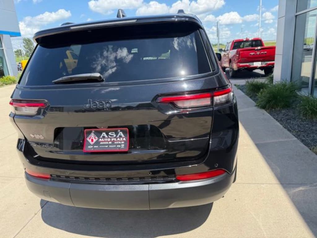 Used 2023 Jeep Grand Cherokee L Laredo SUV