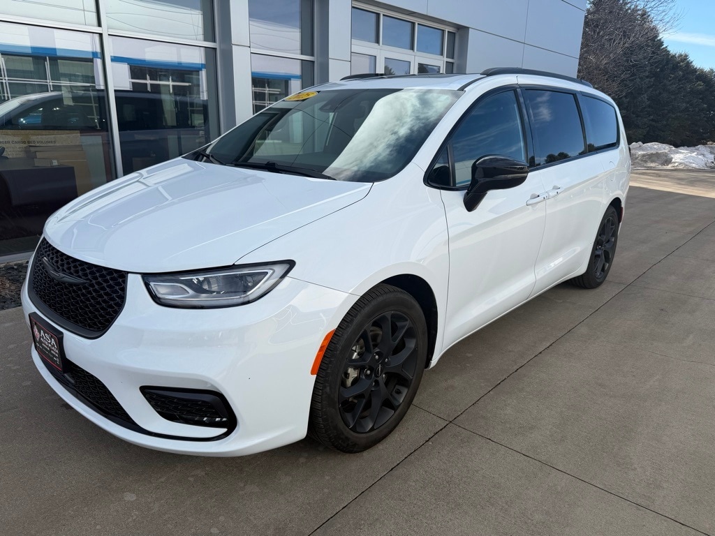 Used 2025 Chrysler Pacifica Limited with VIN 2C4RC1GG1SR535273 for sale in Jackson, Minnesota