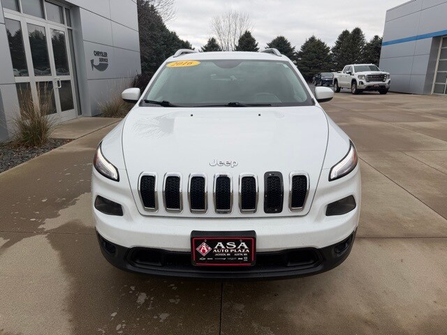2016 Jeep Cherokee Latitude photo 2