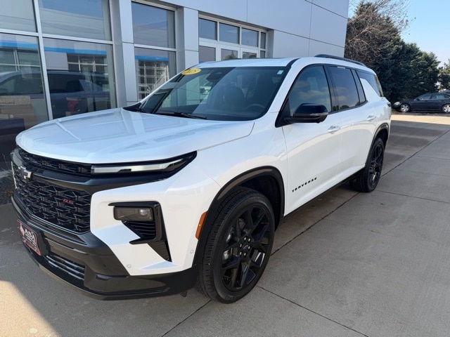 Used 2025 Chevrolet Traverse RS with VIN 1GNEVLRSXSJ118767 for sale in Jackson, Minnesota