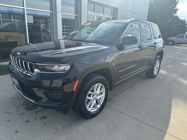 2025 Jeep Grand Cherokee Laredo photo 2