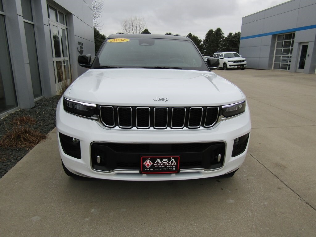 2024 Jeep Grand Cherokee Overland photo 3
