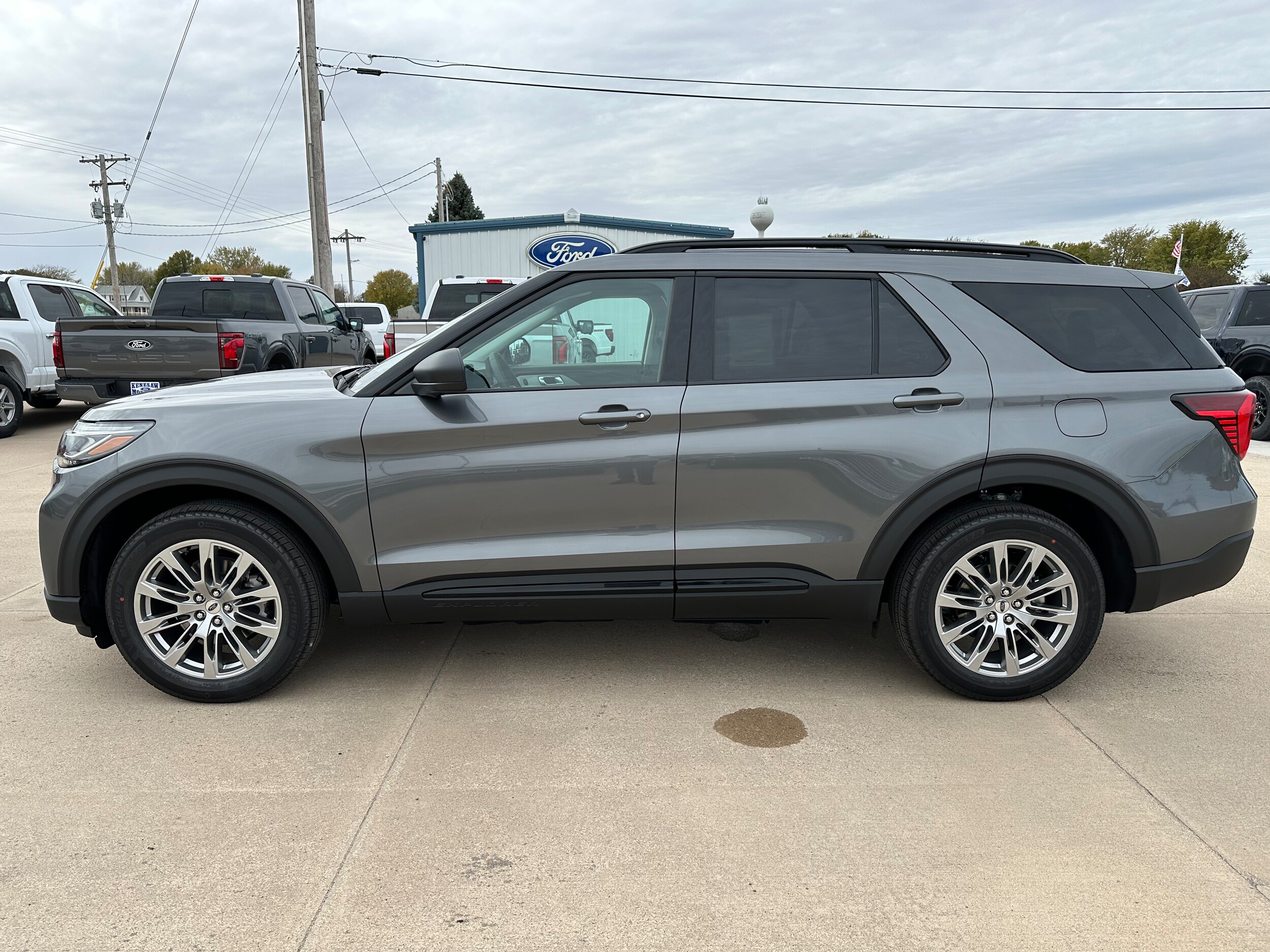 2026 Ford Explorer photo 3