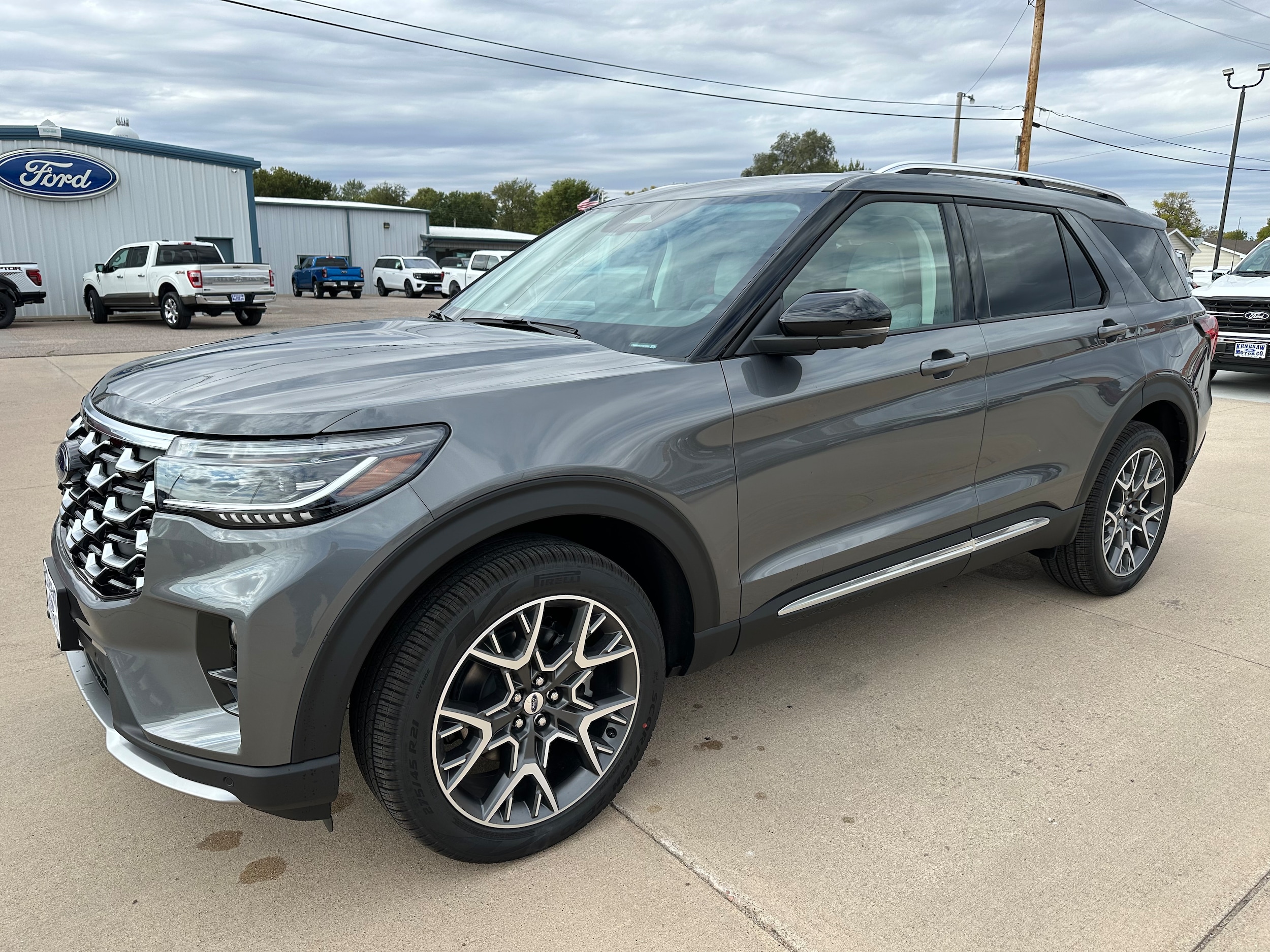 2025 Ford Explorer Platinum's photo