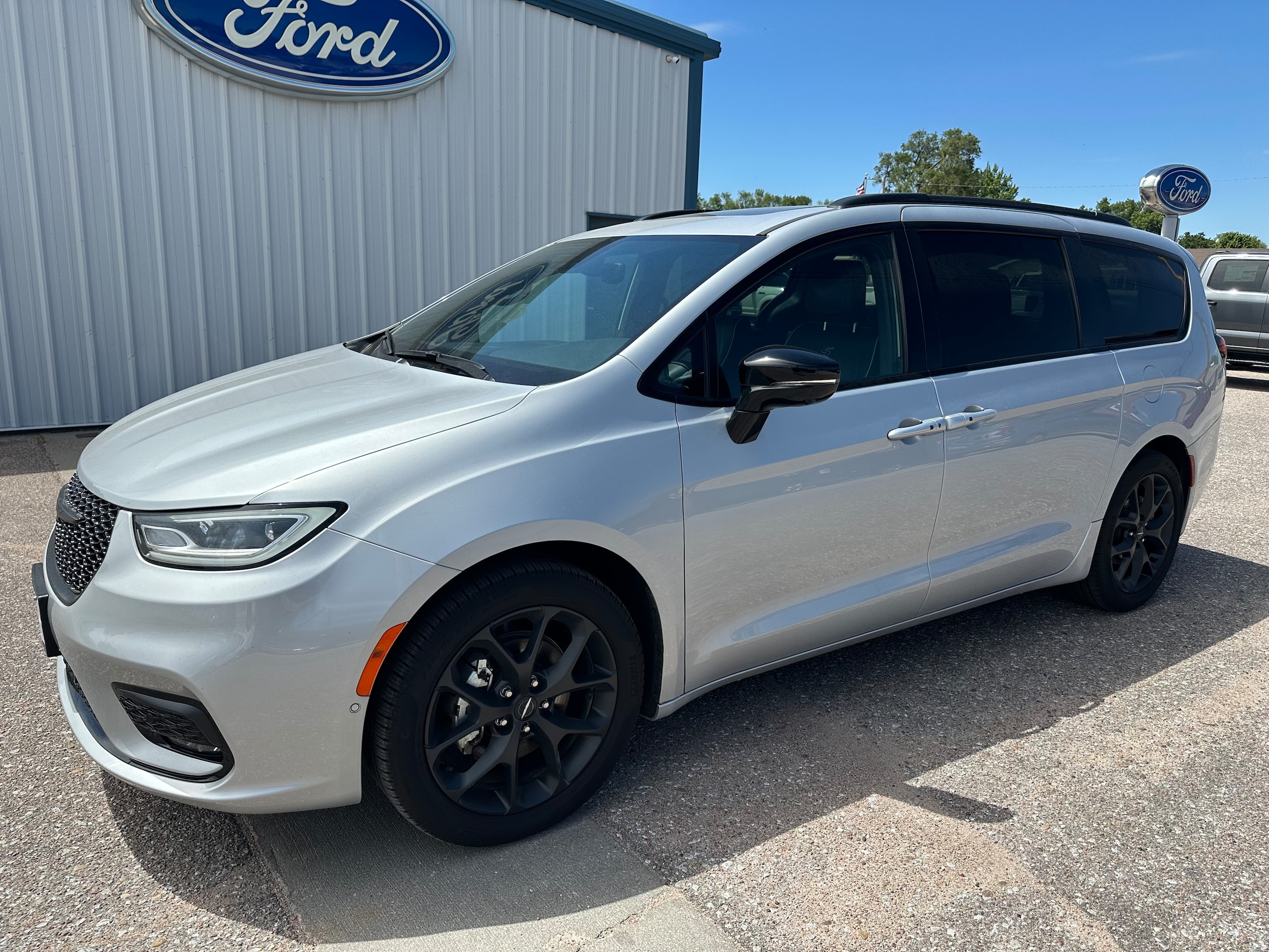 2024 Chrysler Pacifica Limited's photo