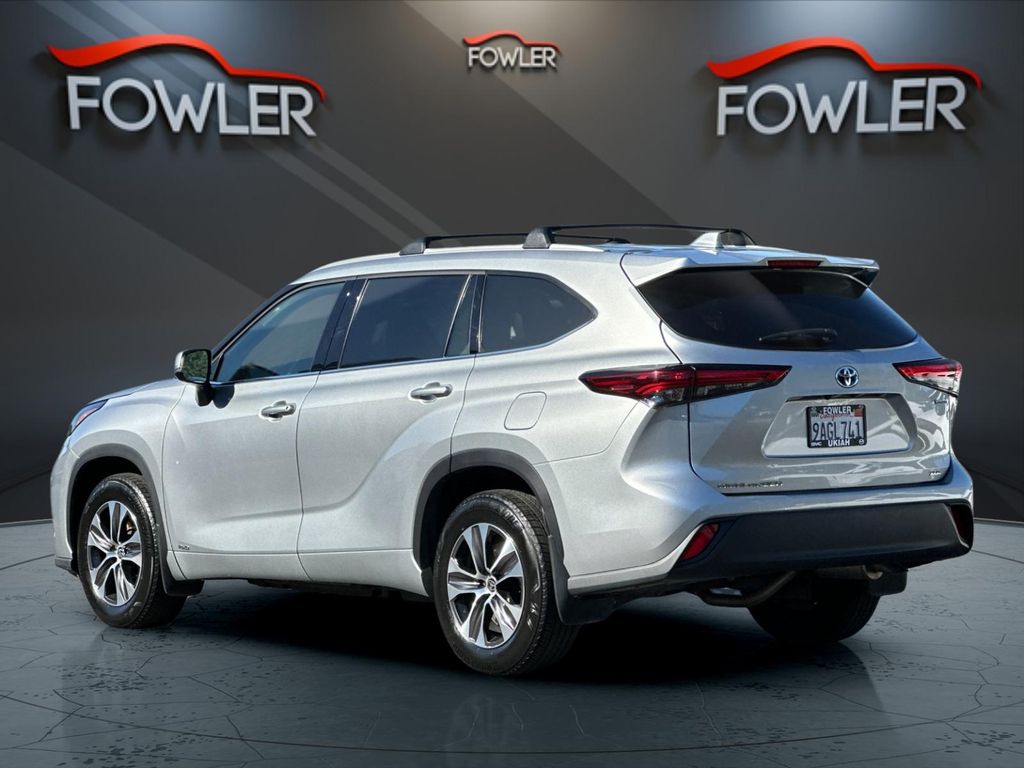 2022 Toyota Highlander Hybrid XLE photo 3
