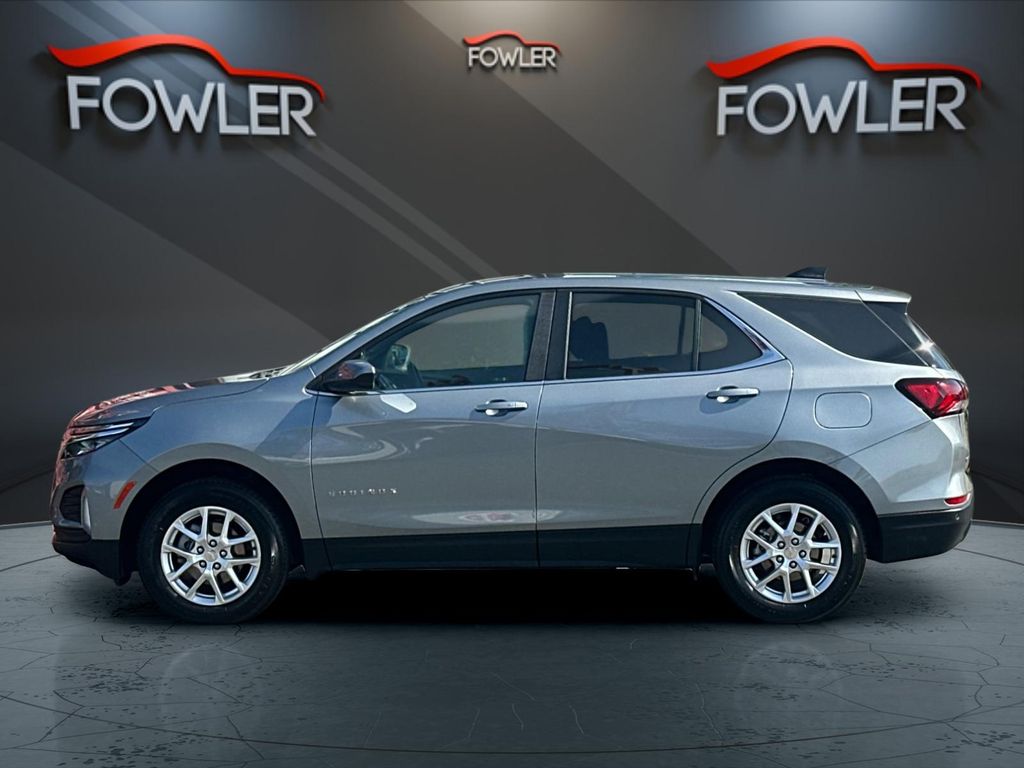 2024 Chevrolet Equinox LT photo 2