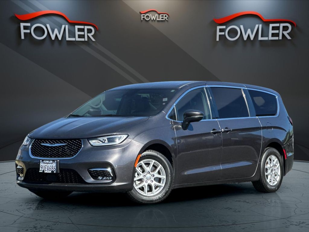 2023 Chrysler Pacifica Touring L's photo