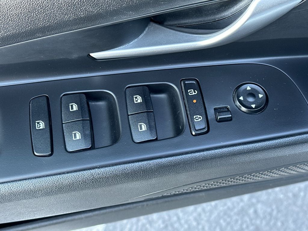 2025 Hyundai Elantra Limited - Photo 13