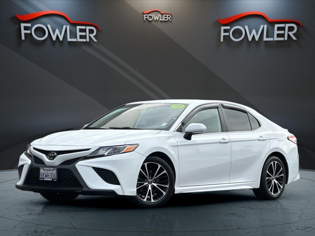 2019 Toyota Camry SE's photo