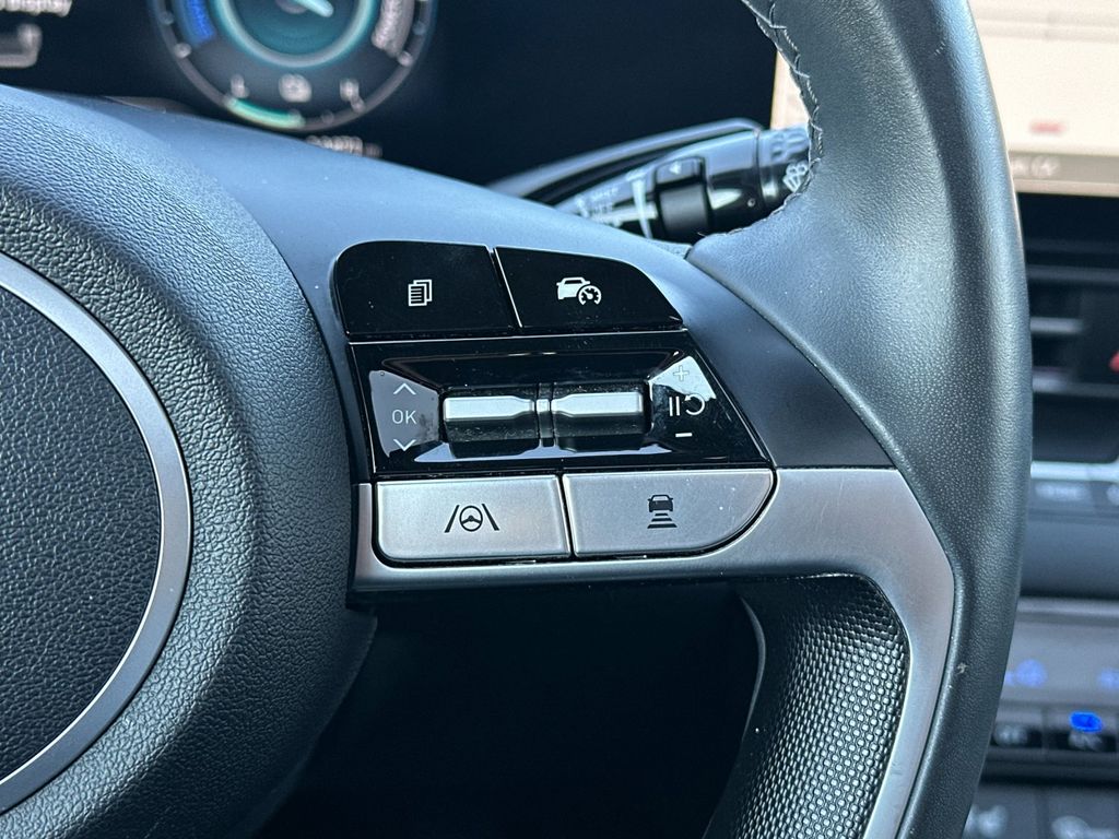 2025 Hyundai Elantra Limited - Photo 30