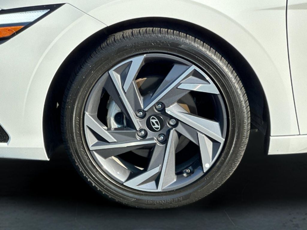 2025 Hyundai Elantra Limited - Photo 34