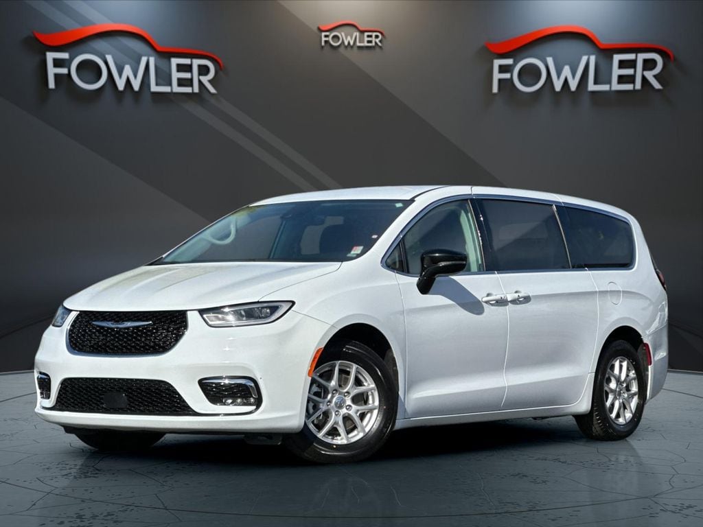 2024 Chrysler Pacifica Touring L's photo