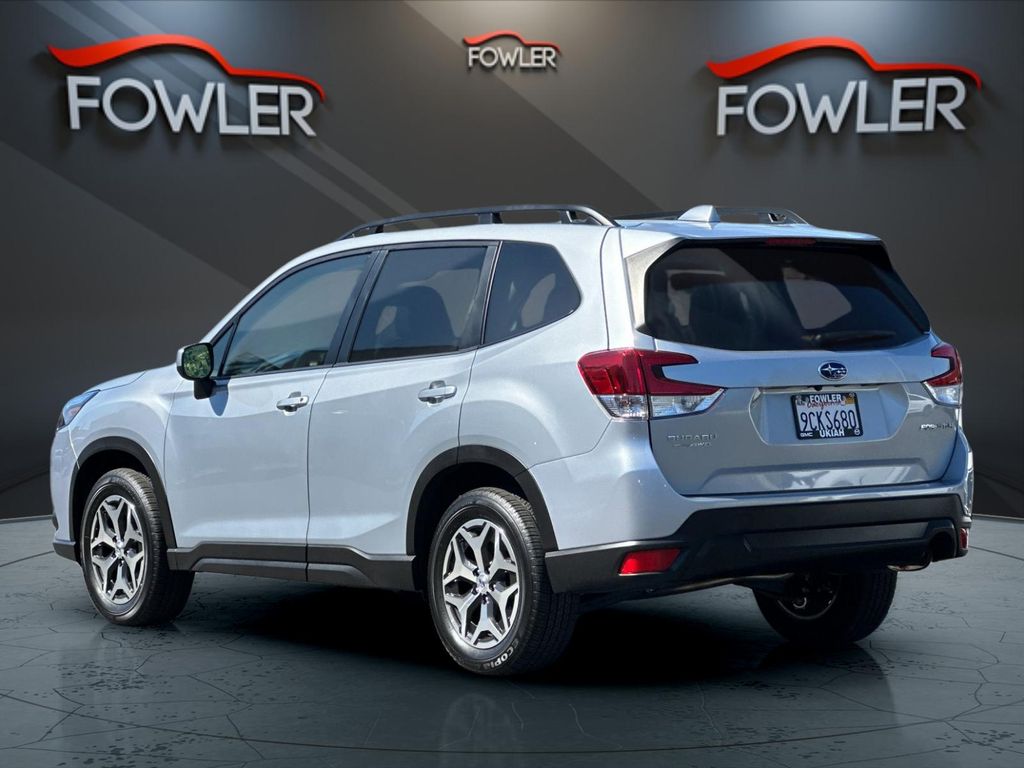 2022 Subaru Forester Premium photo 2