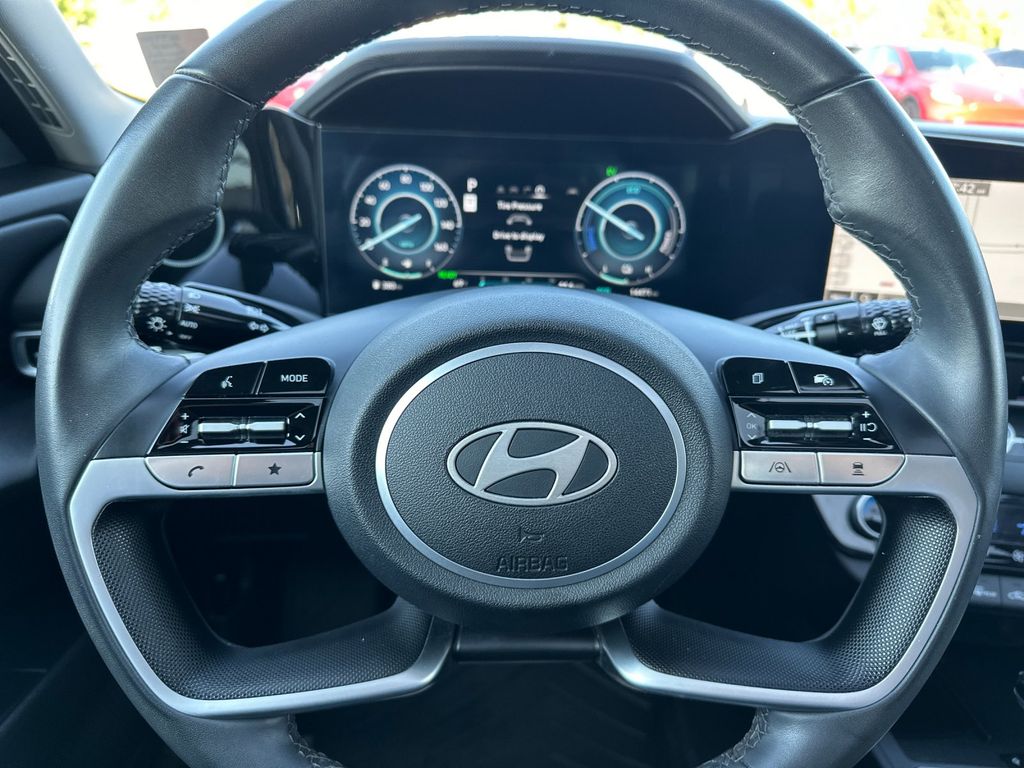 2025 Hyundai Elantra Limited - Photo 28