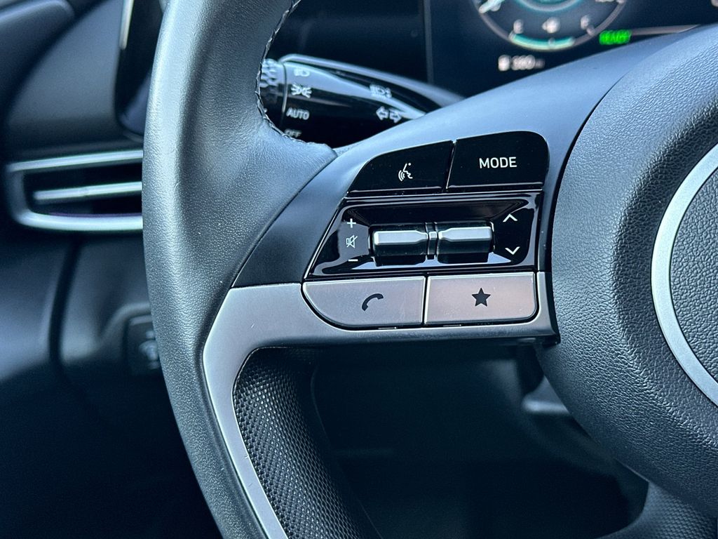 2025 Hyundai Elantra Limited - Photo 29