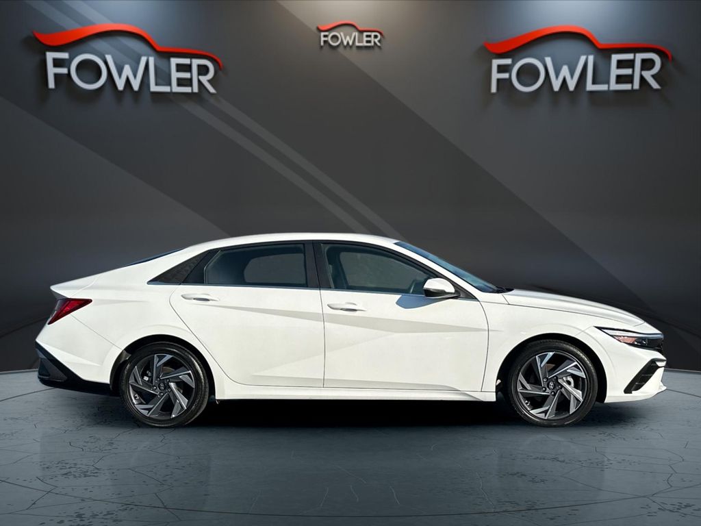 2025 Hyundai Elantra Limited - Photo 6