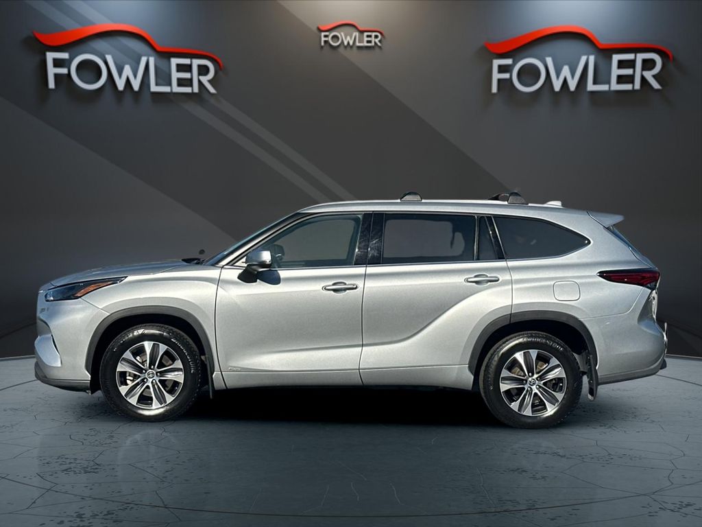 2022 Toyota Highlander Hybrid XLE photo 2
