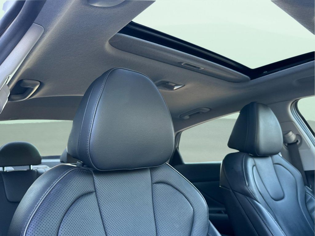 2025 Hyundai Elantra Limited - Photo 19