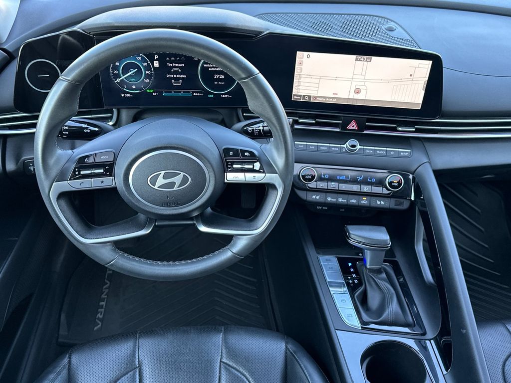 2025 Hyundai Elantra Limited - Photo 17