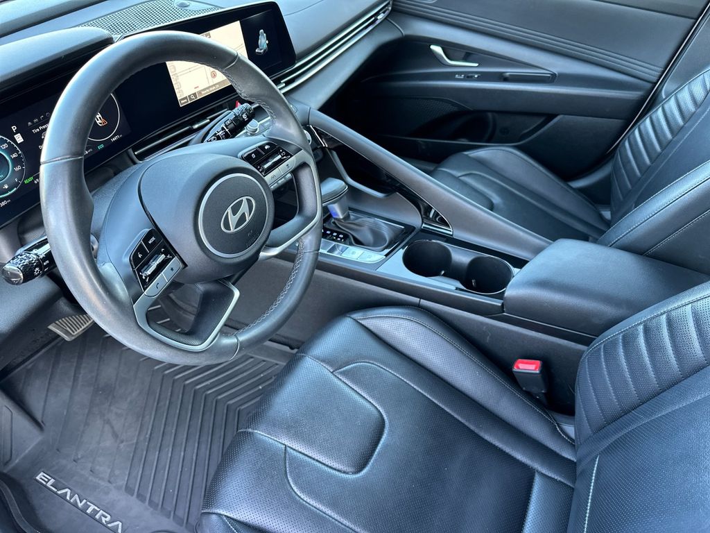 2025 Hyundai Elantra Limited - Photo 11