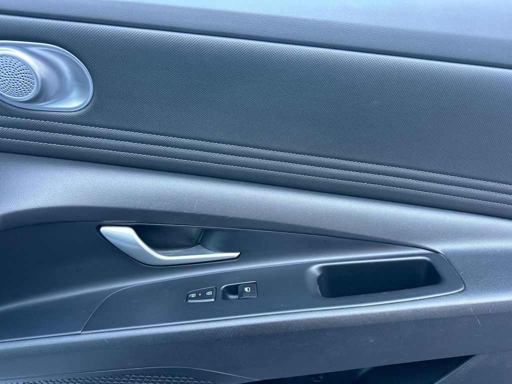 2025 Hyundai Elantra Limited - Photo 20
